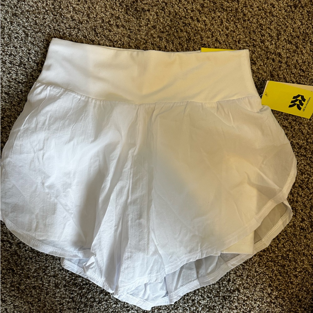 Women’s White All in Motion Athletic Shorts Size Small
NWT